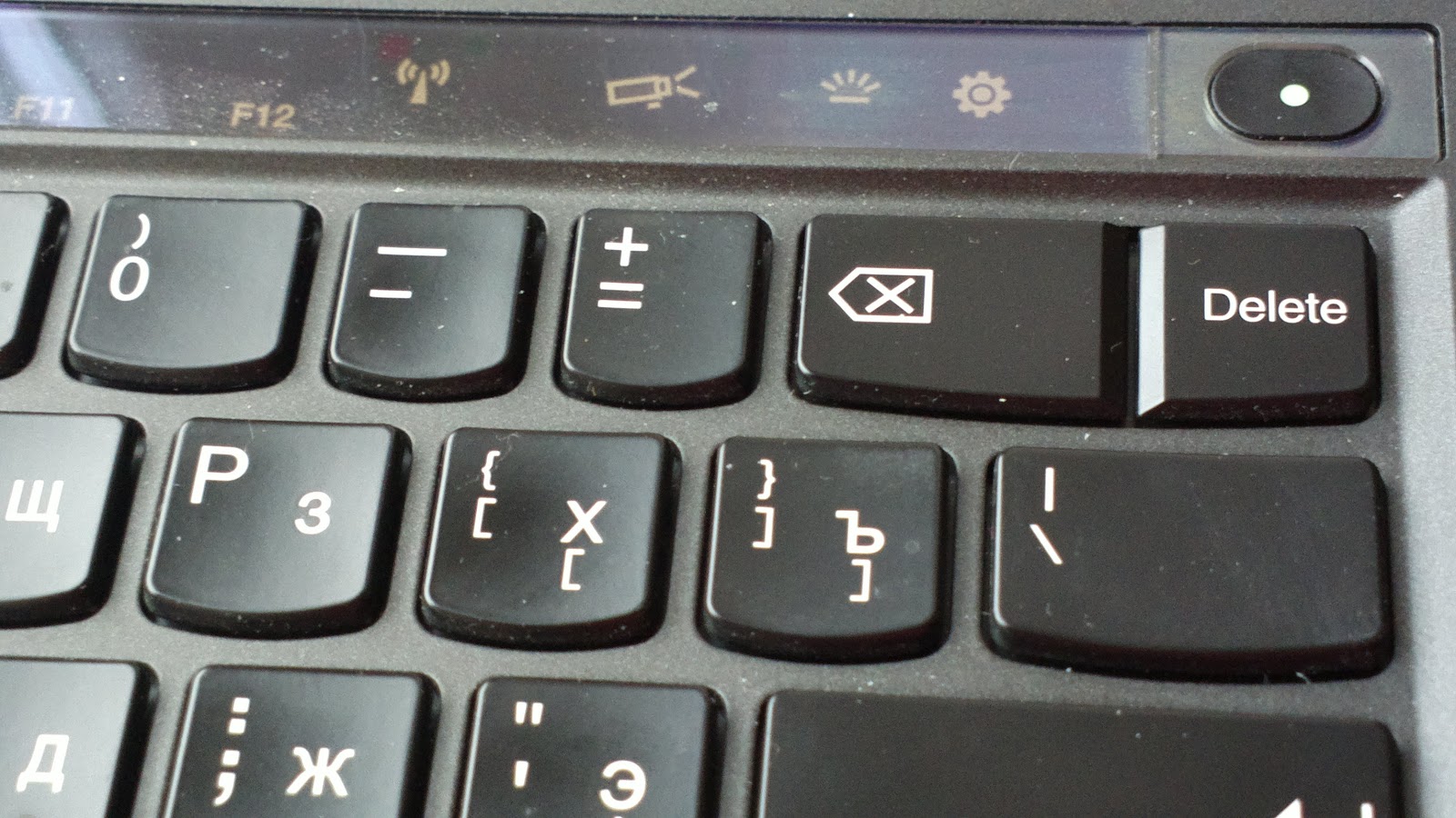 Где на ноуте кнопка. Клавиша делете на ноутбуке. Кнопка делейт на ноутбуке. Кнопка delete на клавиатуре. Клавиатура ноутбука кнопка делет.